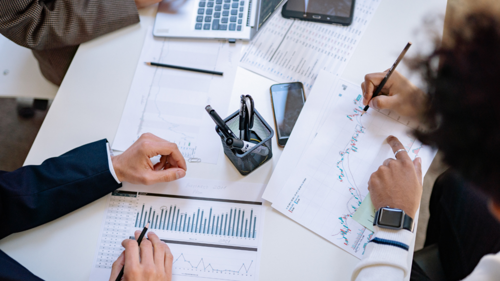 経営者と資料を広げて戦略や数字を議論している打ち合わせ風景